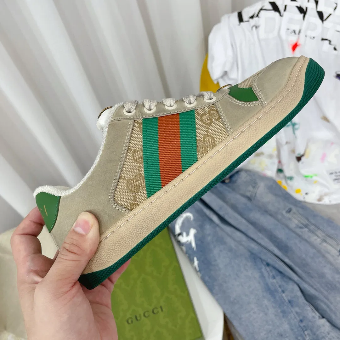 Ex-factory price: 540💰 GUCCI Gucci's newly upgraded back cover lining, top-notch old dirty shoes, classic casual sports shoes for couples, retro sneakers and old G family dirty shoes, updated at the counter simultaneously! ①The shoe upper has the same water-based edge coating process as the original version⚠️The ordinary oil edges on the market have a strong glue feel and are easy to fall off! Grade A first-layer nubuck leather (with pores)/matching computer embroidered double G cloth, high-density terry velvet lining. ② A PVC transparent small round mark sealing line is added to the details of the midsole. The mold is opened six times and the jewelry craftsmanship is used to customize the two-color double G buckle, striving to be the same as the original version. A pair of buttons is more than three times more expensive than ordinary buckles on the market. ③An old two-color washable label, the chip is placed on the outer waist of the right foot, the entire shoe is completely hollowed out with rubber technology, TUP material (rubber to distinguish the market) with the latest green packaging from the counter, 3D printed handbag, and a pair of shoelaces. There is no pressure when entering and exiting the counter. You can buy a 1:1 accurate replica of the original version and modify and upgrade it repeatedly. The details are perfectly restored, the materials are all customized, and they are truly top-notch. Please look at the details clearly to identify the quality. Upper: First-layer frosted cowhide/embroidered double G cloth. Lining: original high-density velvet lining. Foot pads: original pearlescent sheepskin. Outsole: private molded vacuum TPU material. Packaging: original top-grade full set packaging at the counter. Shoe size: women's size 35-40, men's size 39-44 (men's size 38, 45🉑️customized, non-returnable)